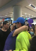 张继科机场现场高清图 一大波接机迷妹开启围堵模式