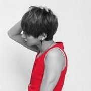 穿着背心有扑克牌图案的男生头像