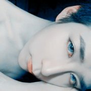 一个颓废的男生眼睛恐怖的盯着你看