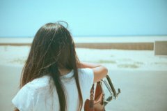 唯美女生背影图片:一个人孤独的时候