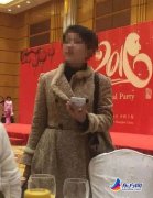 鸡爪女现身公司年会 吐槽身价不降反升