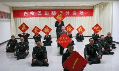 军人通过视频下跪求婚 未婚妻摆手势OK