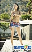 李洁妮捧奶湿身拍写真