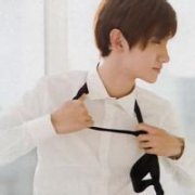 男生头像白色衬衫 手拿扑克牌的男生头像