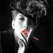 黑白头像女生抽烟 女生在海边的背影头像