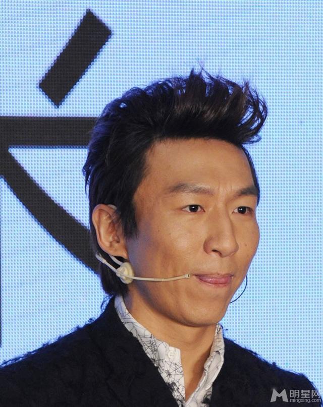 【男明星素颜照与化妆后的对比照片】男明星卸妆后的照片