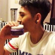 玩电脑的男生头像:喜欢何必夸大成爱