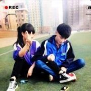 拿捧花的情侣头像_穿校服初中情侣头像