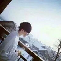 男生头像人生就是一场戏，跟狗生气没意义