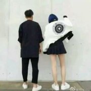 情侣头像:凉凉的狗粮脸上拍