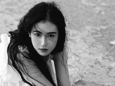 【张辛苑黑白色写真图片】张辛苑复古性感写真