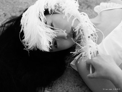 【张辛苑黑白色写真图片】张辛苑复古性感写真