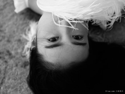 【张辛苑黑白色写真图片】张辛苑复古性感写真
