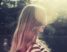 LOMO意境唯美的QQ空间签名图片 我还是在原地等待