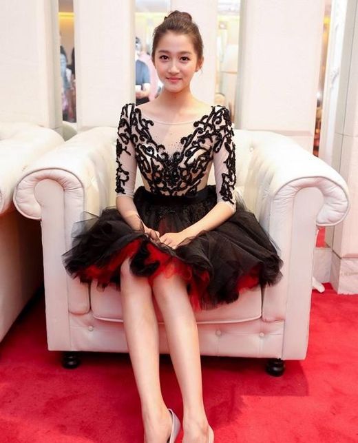 【关晓彤图片写真生活照】关晓彤比基尼正面图片