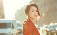 胡杏儿红色大衣写真图片 胡杏儿性感比基尼照