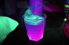 关于酒的唯美图片 你不懂那种一看到你就想笑的感觉
