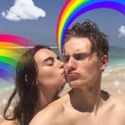 欧美亲亲头像 只要我们心连心分手就是遥远的字