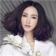 明星女演员张歆艺 雨洗刷不掉我对你的思念