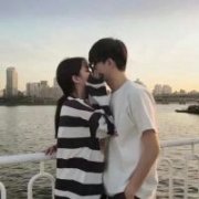 深情久伴彼此 忘记了初次见面的忐忑