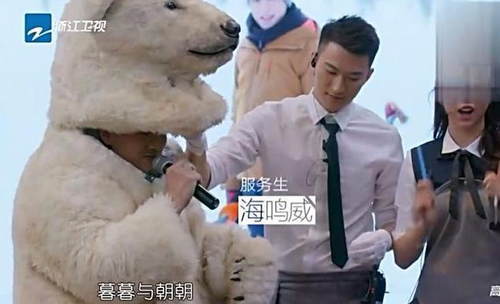 歌曲曾红遍大街小巷，现沦落给谢霆锋当服务员！
