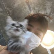 抱着猫咪的男生头像 我喜欢你就像我喜欢海