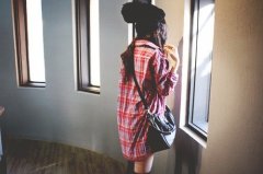 坚守的时间越长,你才能走得越远 格子衫女孩