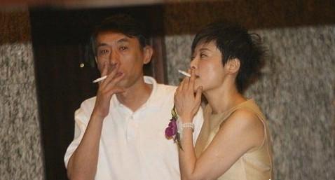 【陈乔恩素颜抽烟被偷拍】网友直呼清纯形象不再啊!