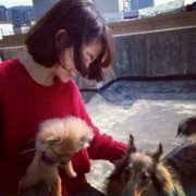 抱着动物可爱女生头像