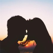 浪漫情侣图片一男一女空间素材 人不能作事不能拖话不能多