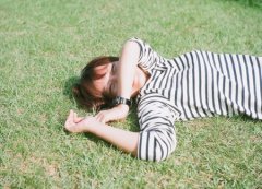 对着天空痴痴的笑唯美女生青春活力图片精选