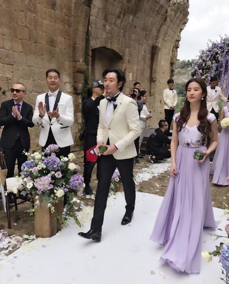 张靓颖冯轲意大利举办婚礼 张靓颖婚礼伴娘超抢镜