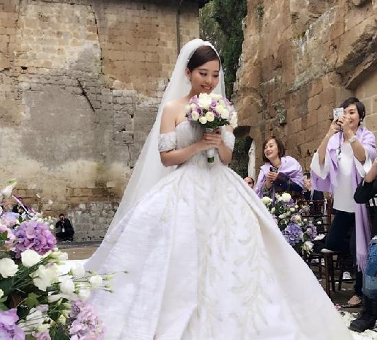 张靓颖冯轲意大利举办婚礼 张靓颖婚礼伴娘超抢镜