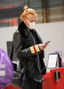 厉害了我的韬!黄子韬金发现身机场帅气耀眼