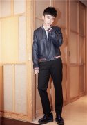 90后潮男董子健皮衣演绎京城雅痞范儿