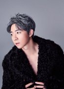 坚强的俞灏明性感生日写真变忧郁型男
