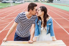 创意校园婚纱照图片大全 有时差的两个世界白天注定无法拥抱黑夜