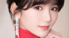 毛晓彤美女明星红色毛衣图片 毛晓彤短发小清新写真