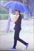王俊凯穿黑西装的照片 王俊凯穿黑西装打雨伞手捧鲜花参加葬礼