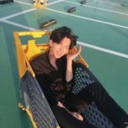 憋嘴男生头像卡通 明月似人在尽似当时否