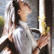 花儿开在雨季心碎在手里 美女头像