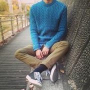 拦住成长的不是幼稚 春秋的男生耍帅风格的头像