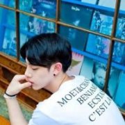 海边男生头像高清 喝水的男生头像