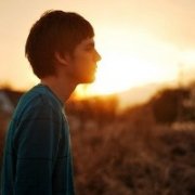 阳光下的个性男生头像-爱会回来就像,天使暂时离开