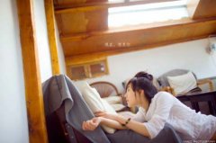 英伦小清新女生《等待》为人体艺术添风景