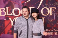 龚蓓苾伍仕贤夫妇红毯秀 情侣装甜煞旁人