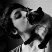 【欧美头像女生气质唯美图片】外国抱猫的女生qq头像