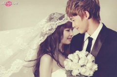 甜美维尼夫妇幸福婚纱照图片 只有你能让我笑