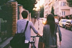 街上单车情侣唯美背影图片 故事写在纸上总有一个结局