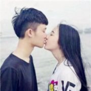 海边甜蜜接吻的好看的情侣头像大全